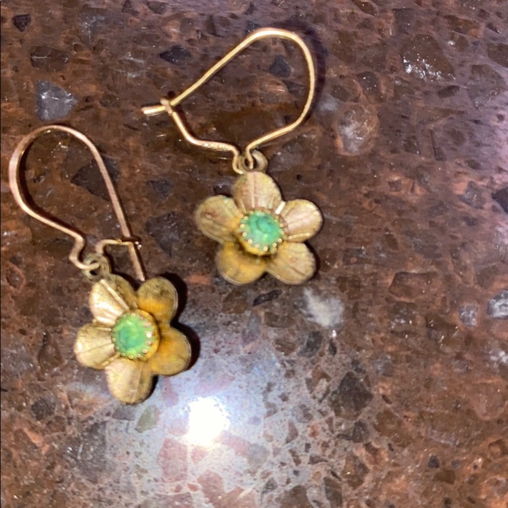 Very nice dainty earrings